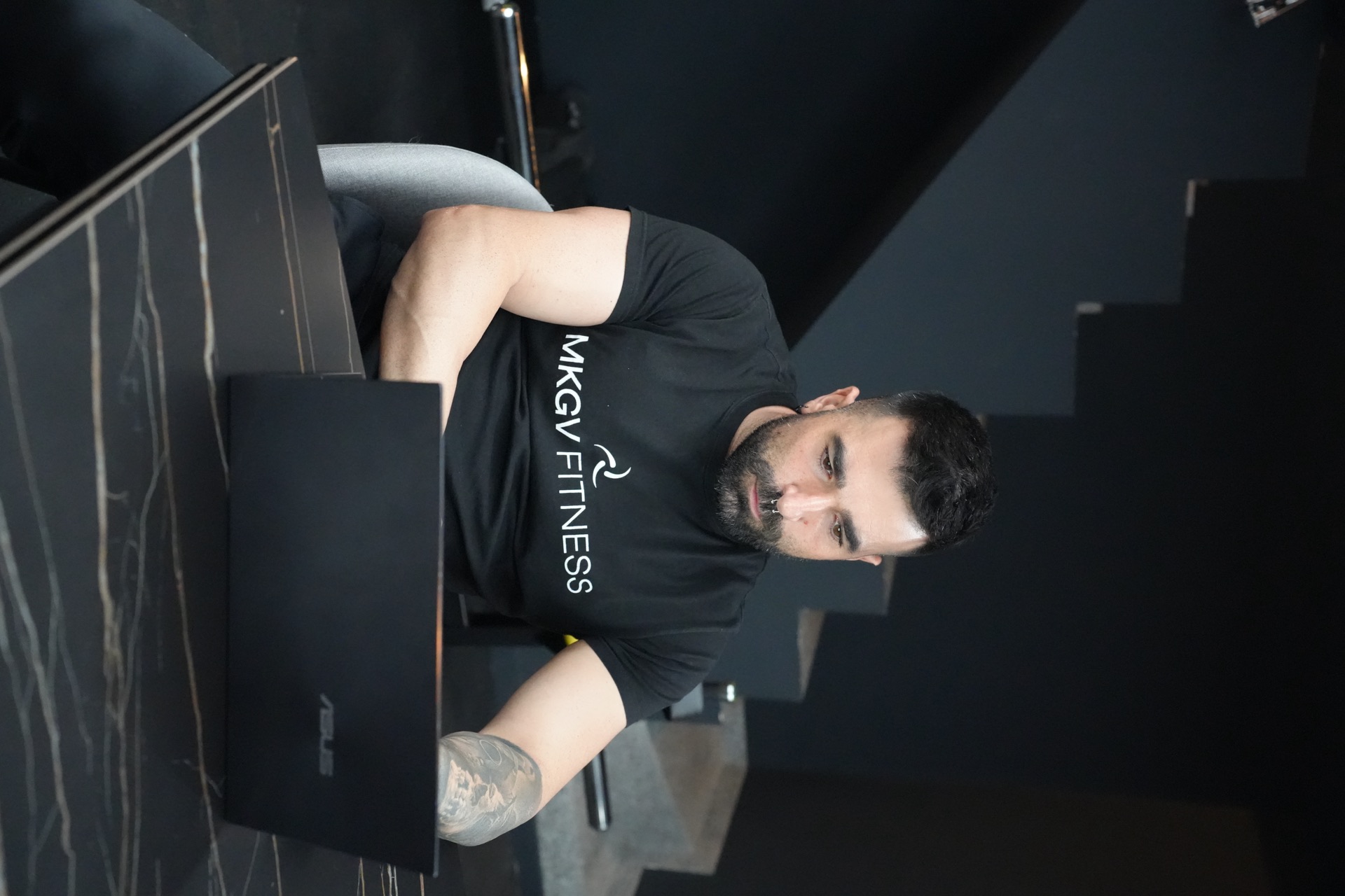 Mikel revisando el seguimiento de sus clientes
