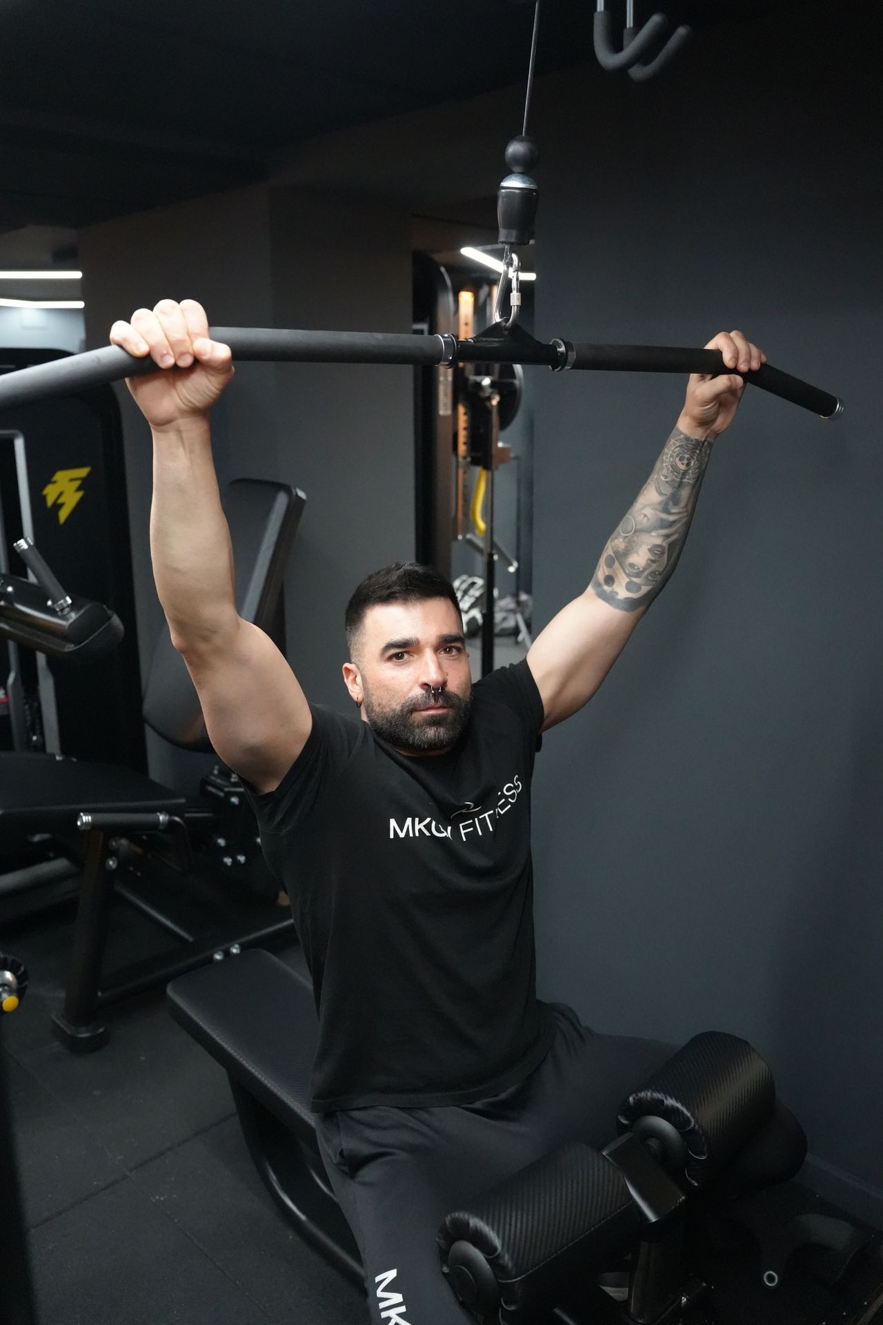 Mikel entrenando jalón al pecho en el gimnasio