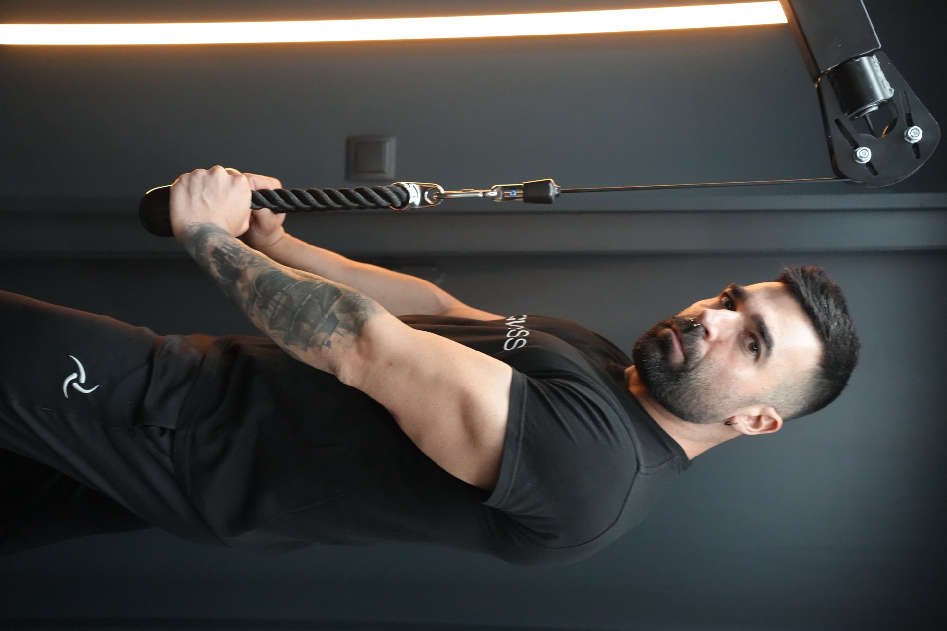 Mikel entrenando tríceps en polea en el gimnasio